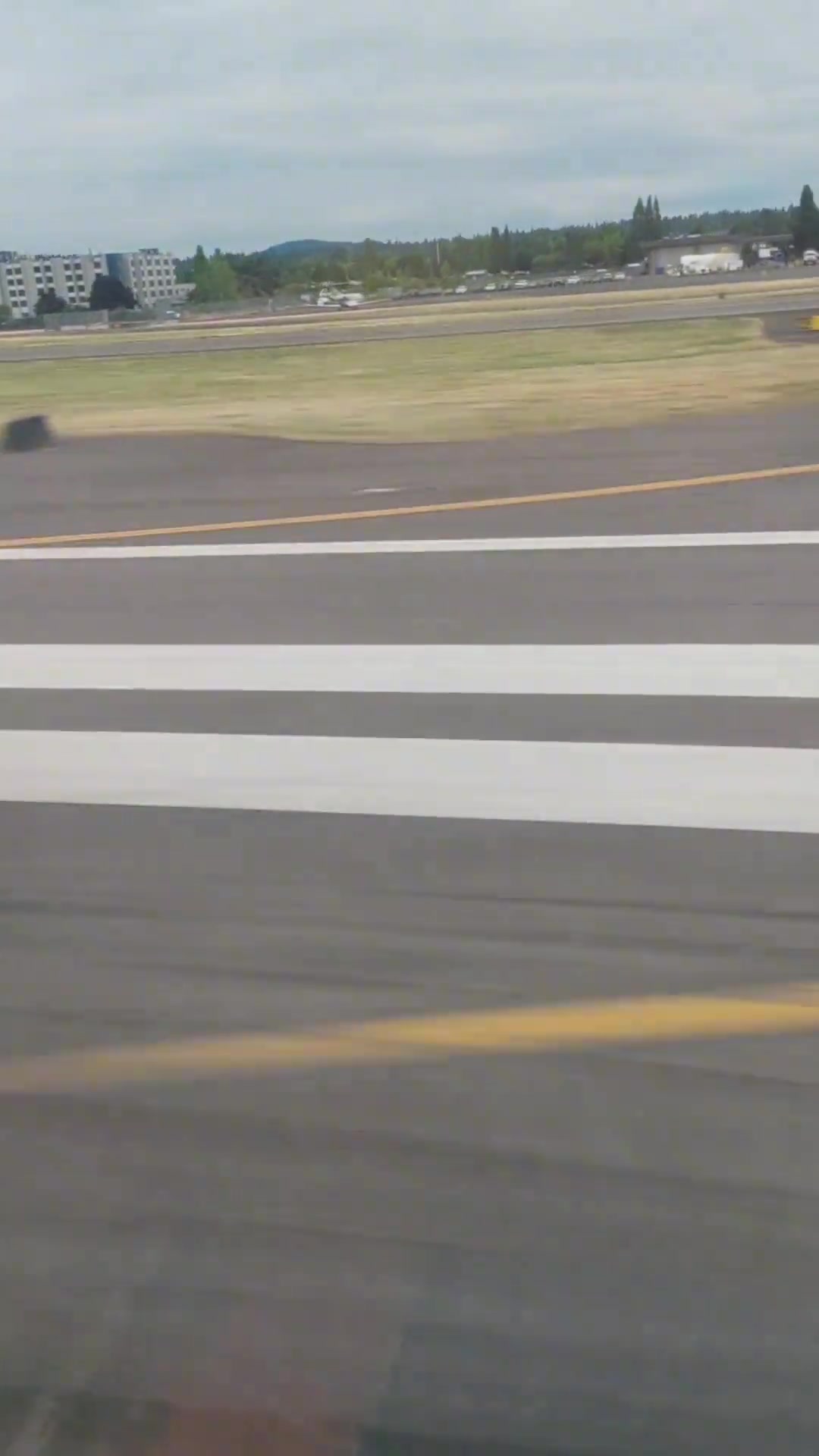 楊瀚森媽媽一進(jìn)酒店入住開(kāi)拓者就給瀚森送來(lái)生日蛋糕??