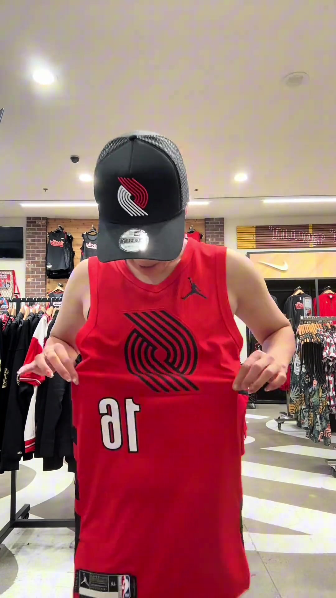 女網(wǎng)友上身?xiàng)铄_拓者球衣我是全網(wǎng)第一個(gè)穿上16號(hào)的球迷哦