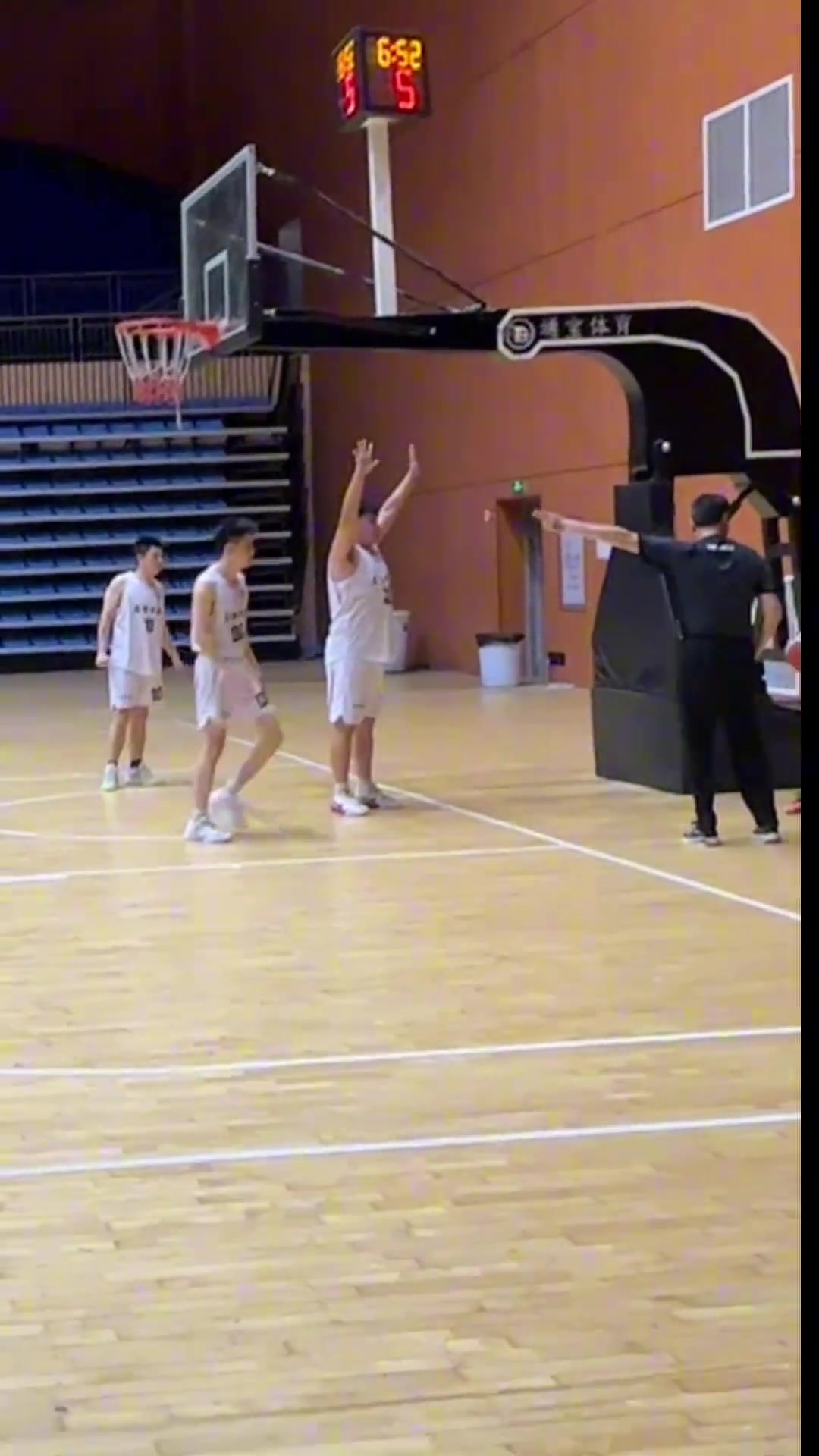 不懂就問這難道不是教科書的阻擋犯規(guī)嗎