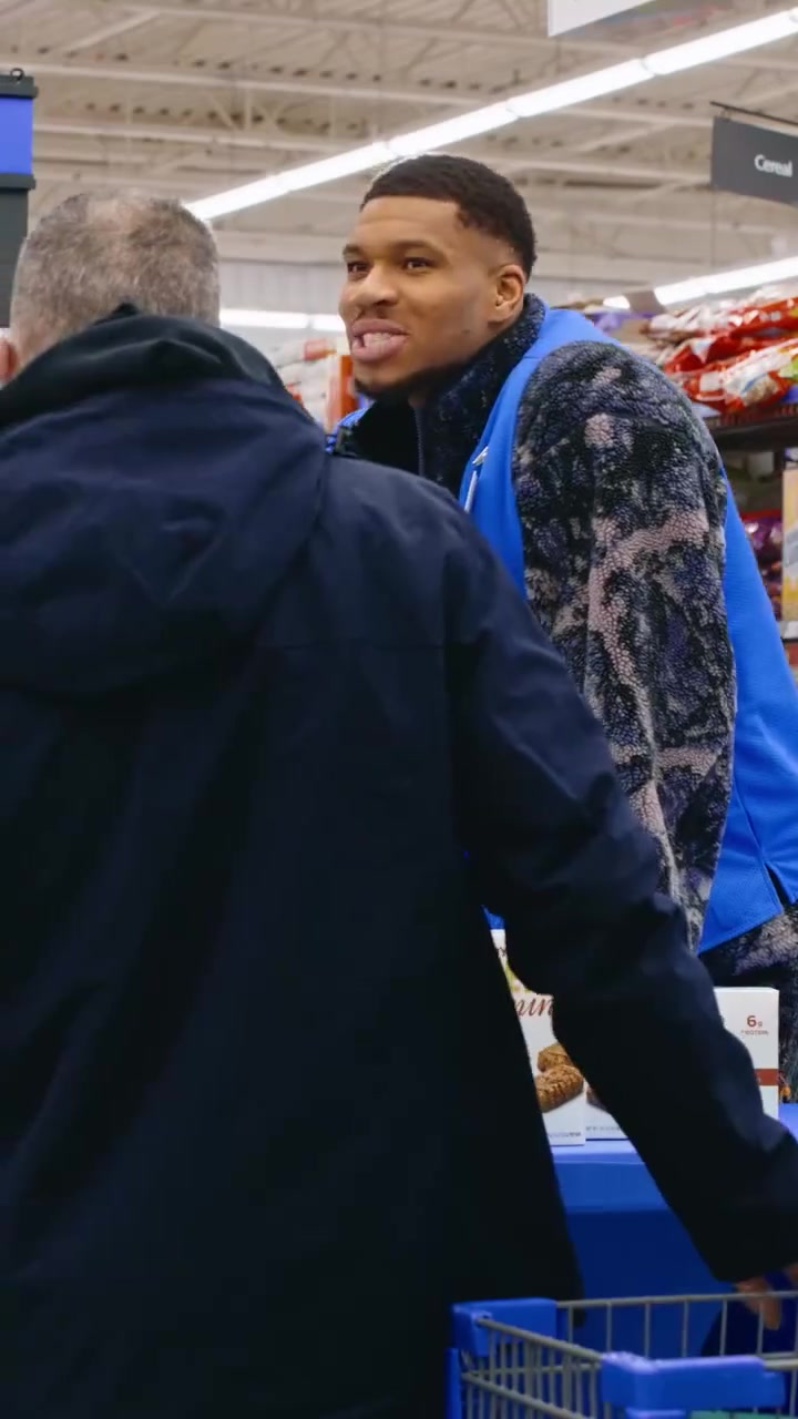 生活不易字母哥休賽期兼職沃爾瑪售貨員 推銷小點心