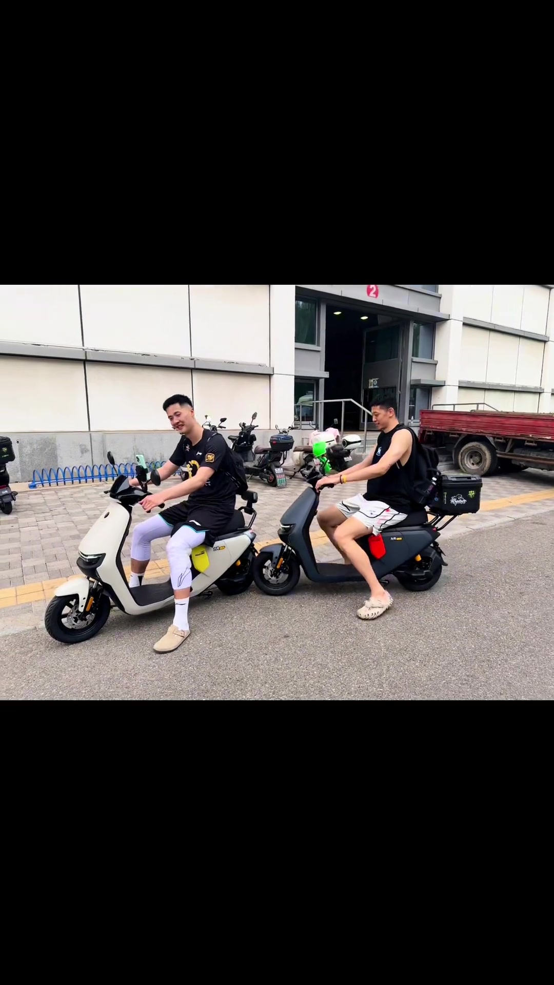 全款拿下沈梓捷喜提首都第一輛車 九號(hào)車隊(duì) 啟動(dòng)