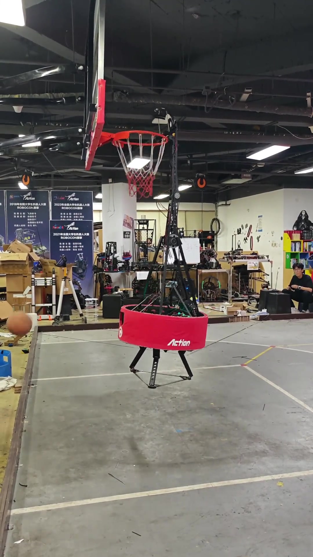 日本發(fā)明了投籃機(jī)器人來看看東北大學(xué)的扣籃機(jī)器人