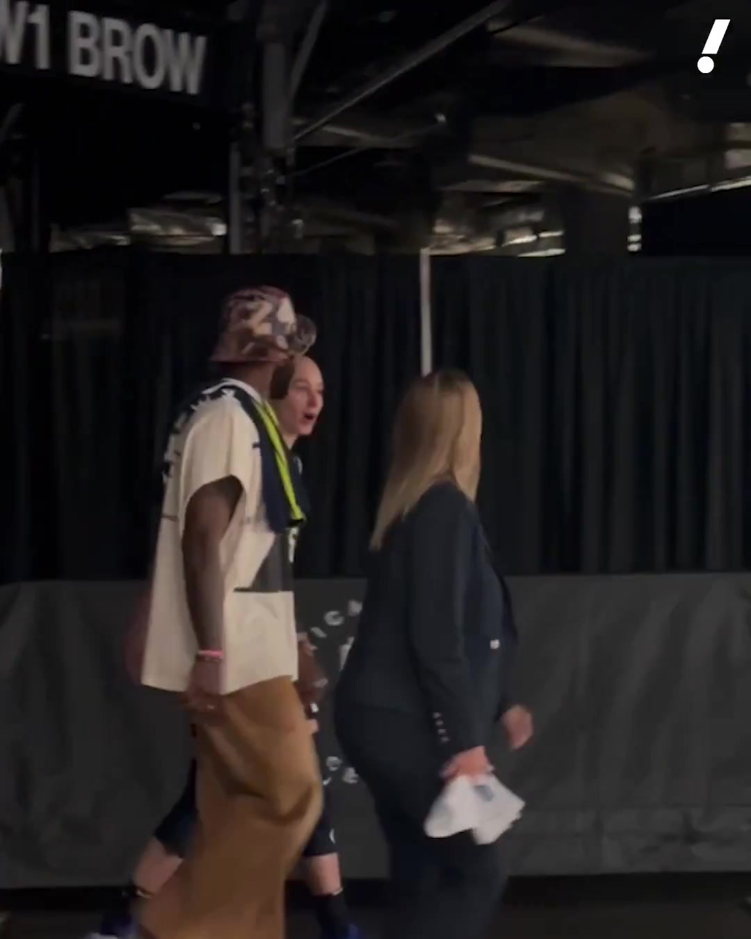 真來啦歐文觀戰(zhàn)飛翼賽后與狀元佩奇一同離場(chǎng)還擁抱合影交流