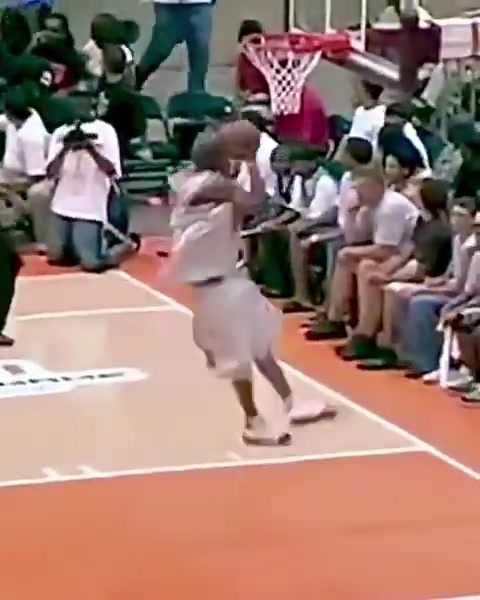 現(xiàn)在看不到了06年AirUpThere玩出720度扣籃