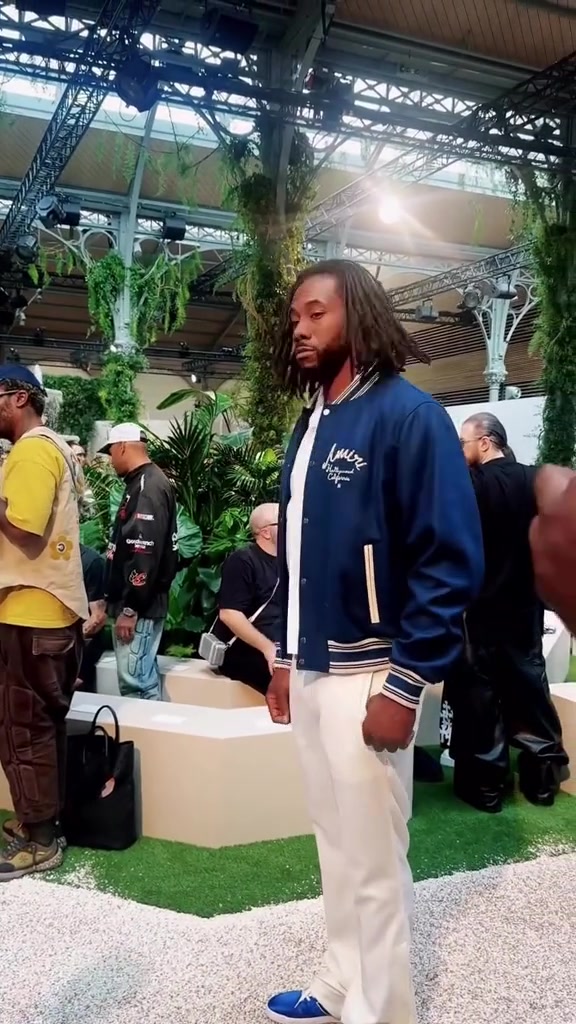 萊昂納德披發(fā)出席時(shí)裝周走秀 網(wǎng)友小卡又回歸流浪漢皮膚了