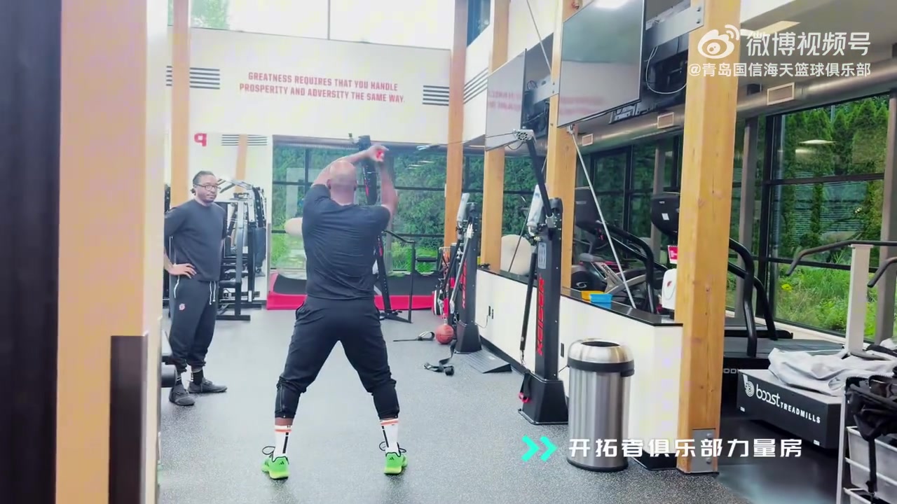 赴美日記更新楊瀚森探訪開拓者俱樂部為全員準備了禮物