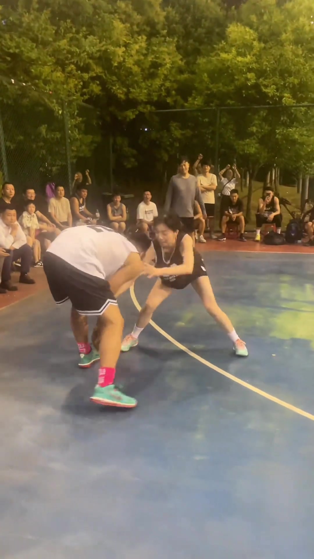 在野球場和女生打球真的不知道該不該上強(qiáng)度