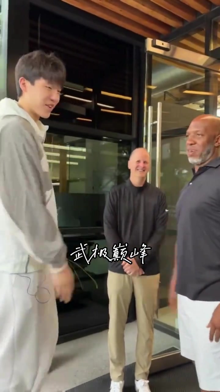 楊瀚森抵達(dá)開拓者之后 和工作人員寒暄過后先干飯哈