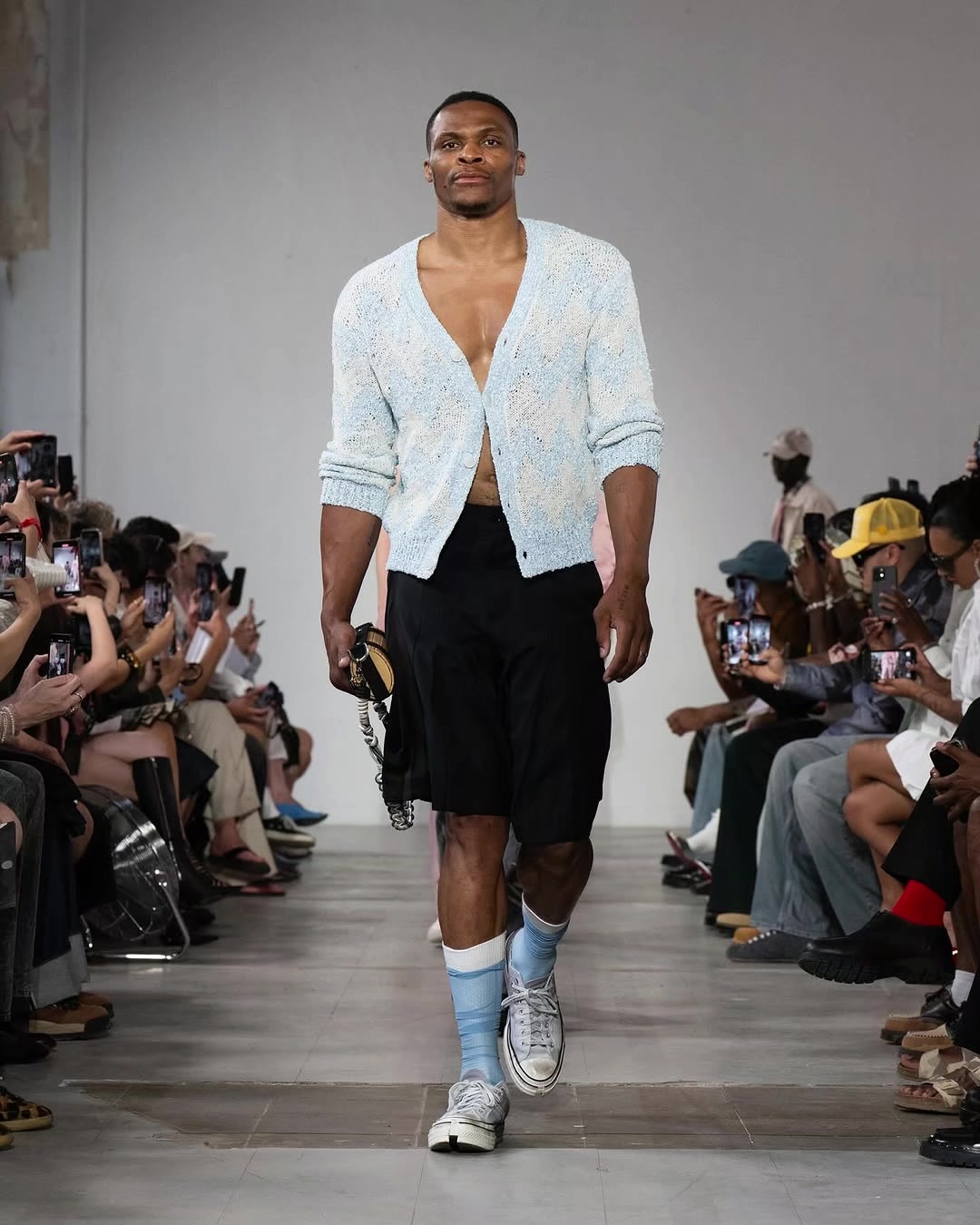 和威少在時裝周合作的是中國設(shè)計師王逢陳倆人一起登臺合照