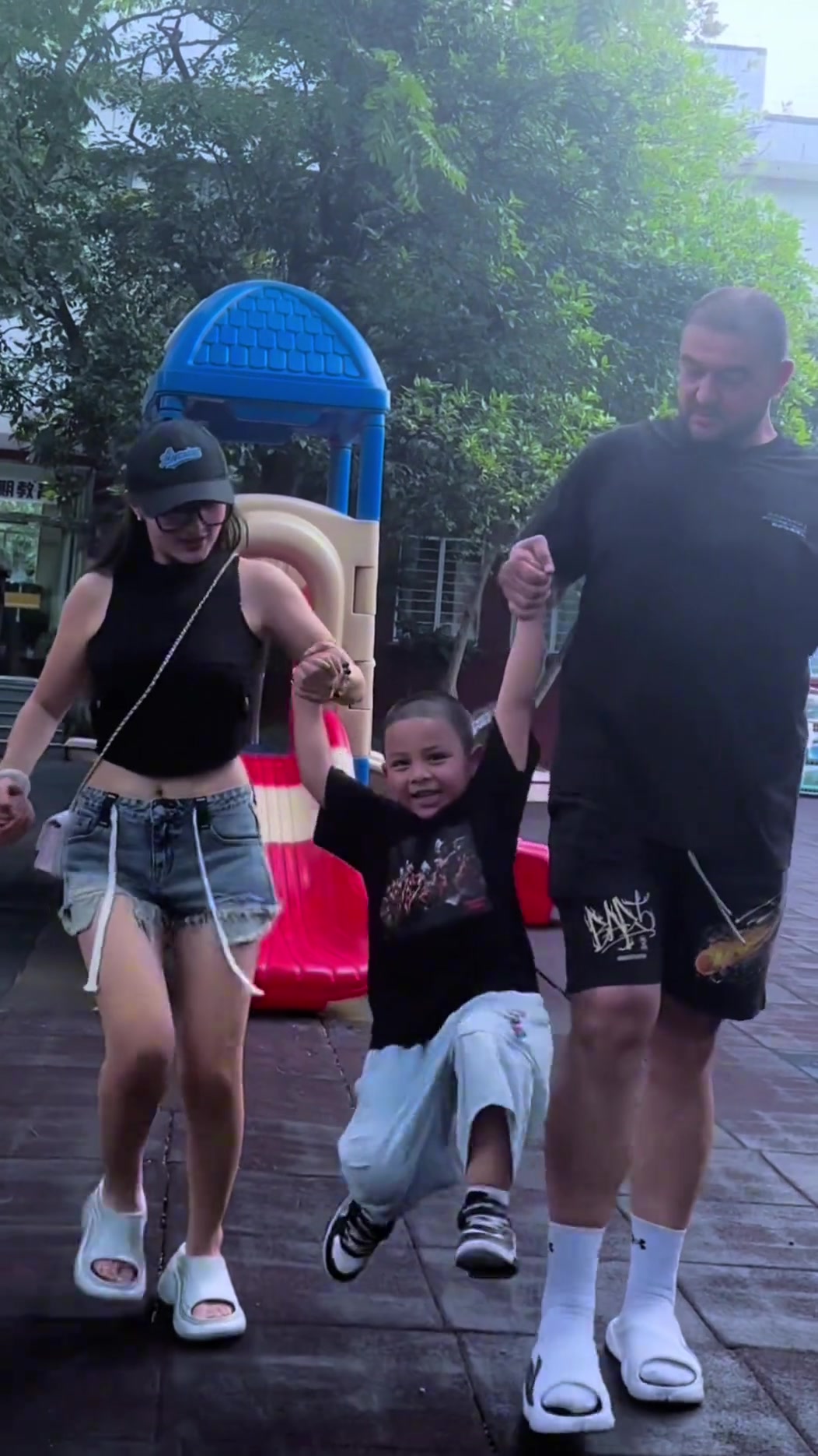 嫂子身材可以啊西熱夫妻曬帶娃視頻 擊碎離婚謠言