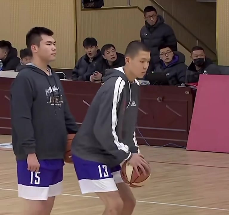 00后高清黑歷史楊瀚森中學(xué)時(shí)期平頭虎頭虎腦還挺可愛的