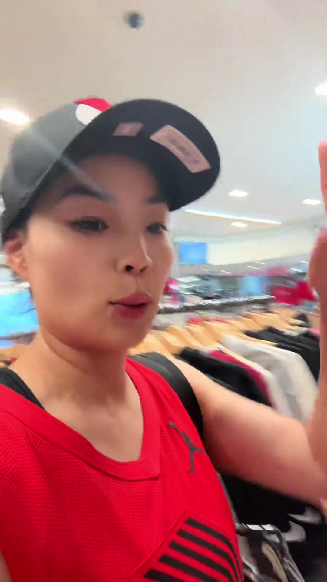 太火了女網(wǎng)友開拓者專賣店的機(jī)器都印冒煙了 都是楊瀚森16號(hào)球衣訂單