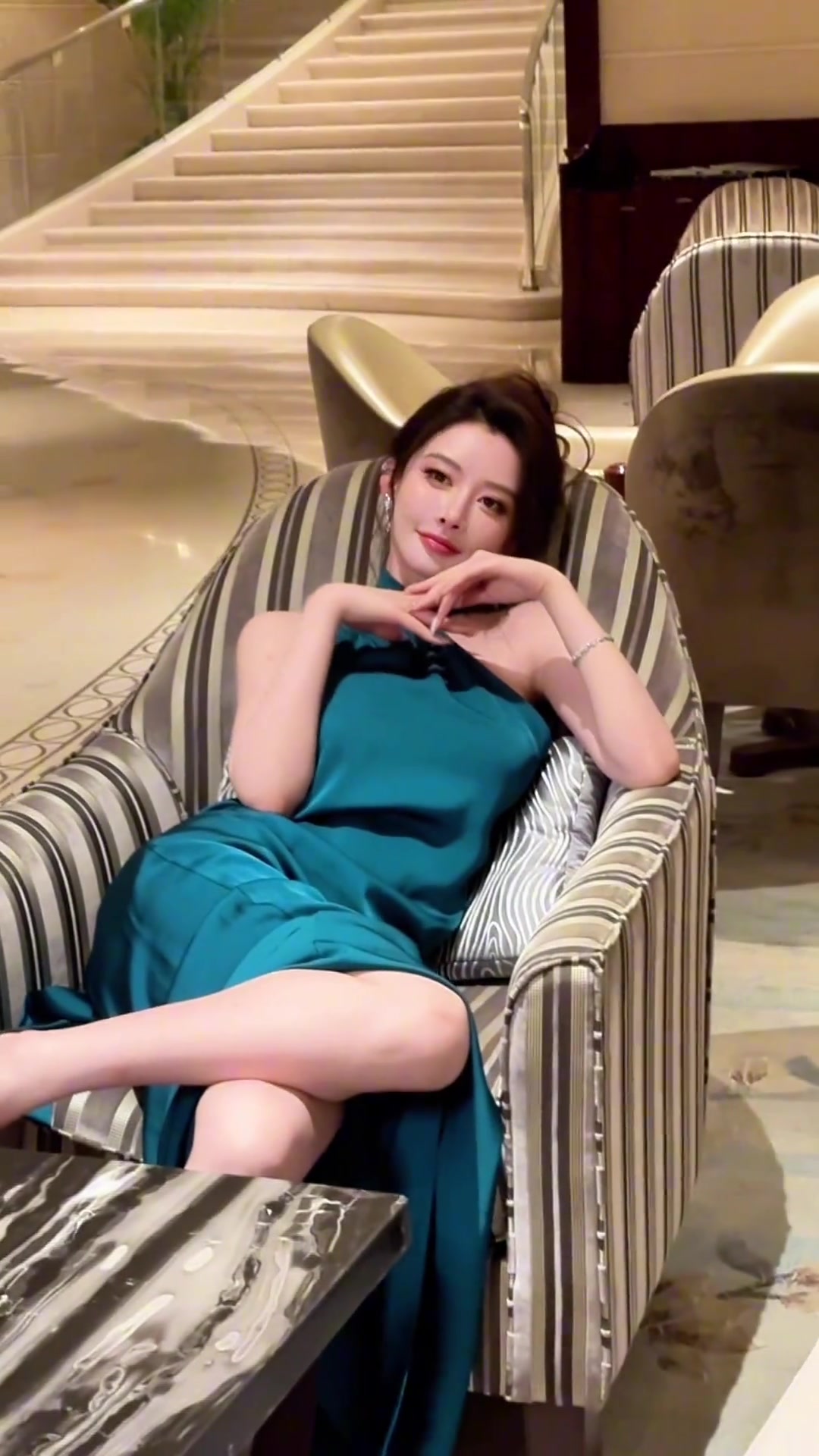 確實(shí)是美啊美女詹密周麟嘉身穿一件藍(lán)色長(zhǎng)裙往沙發(fā)上一坐