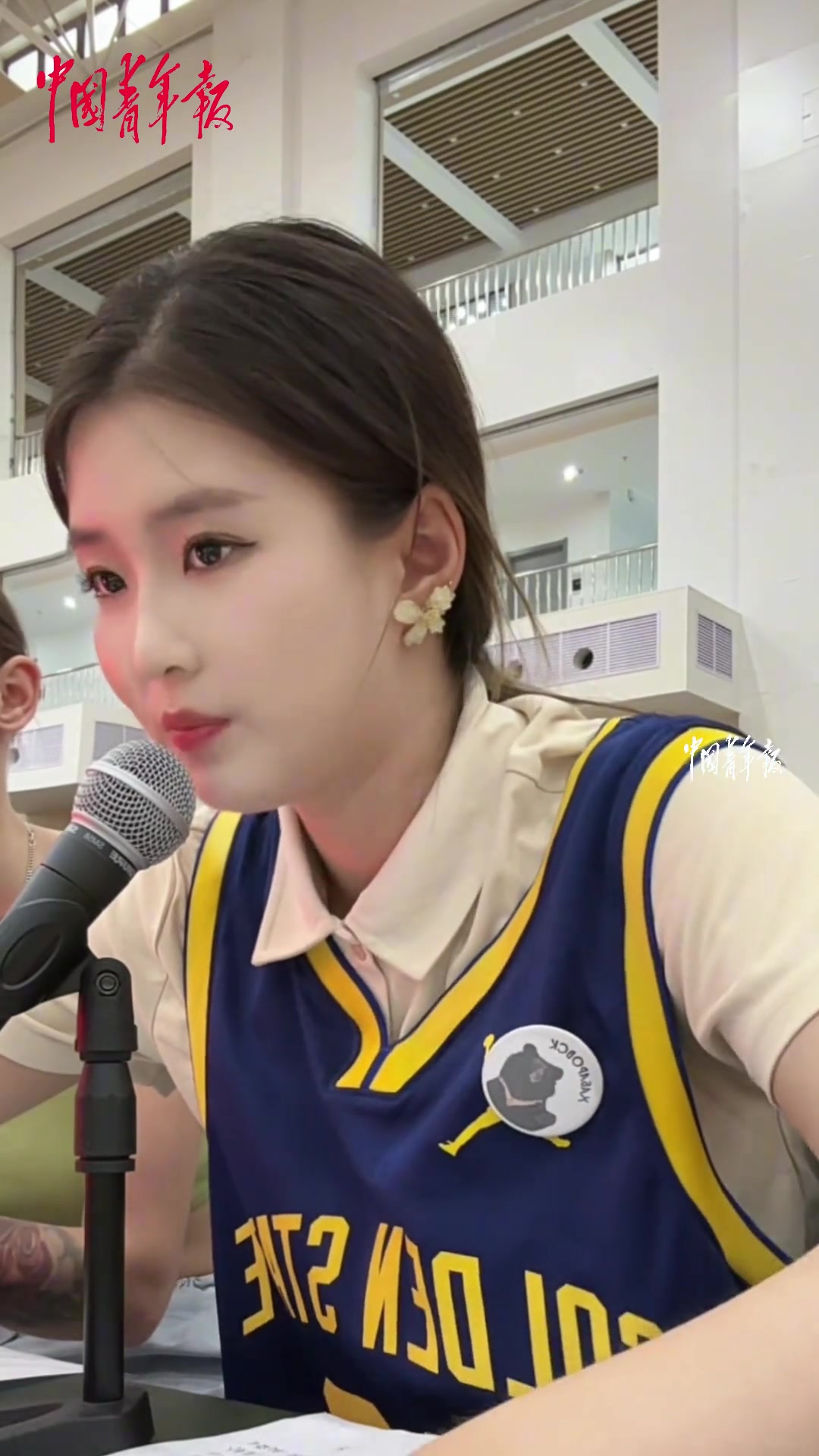 霸氣英語(yǔ)系大二女生在籃球賽中雙語(yǔ)主持播報(bào) 喊出氣勢(shì)與活力