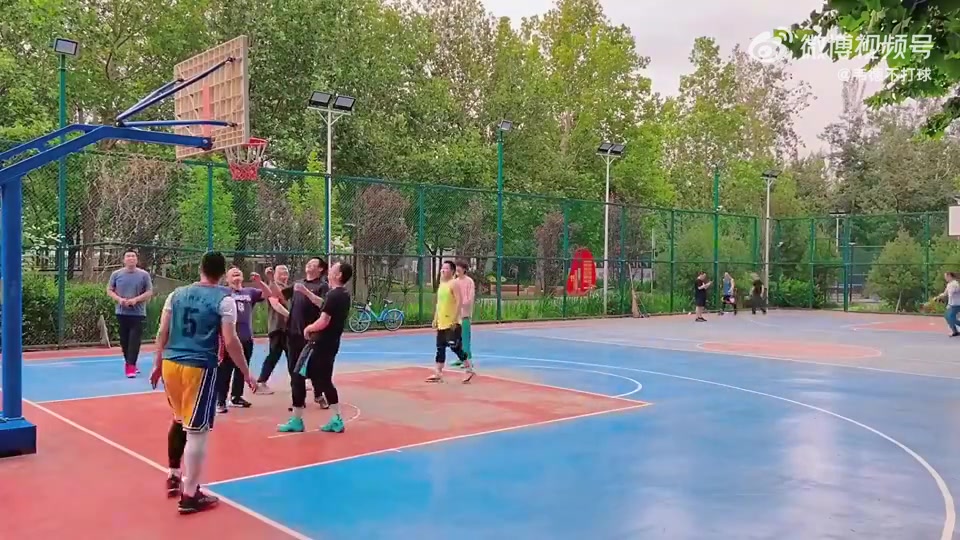 野球場小伙不運(yùn)球離譜走步 網(wǎng)友再走就去洛杉磯了