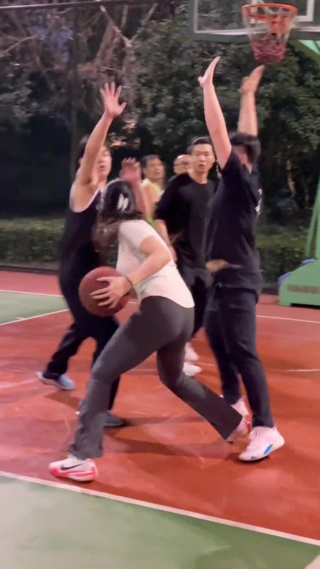 真是嚴(yán)密防守啊國(guó)產(chǎn)卡戴珊肘姐遭遇兩人包夾這突不進(jìn)去了