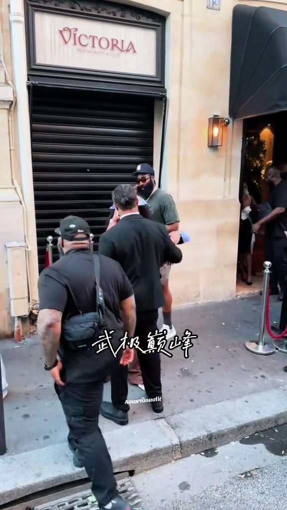 到哪都是焦點哈登遇4美女搭訕后瀟灑離開