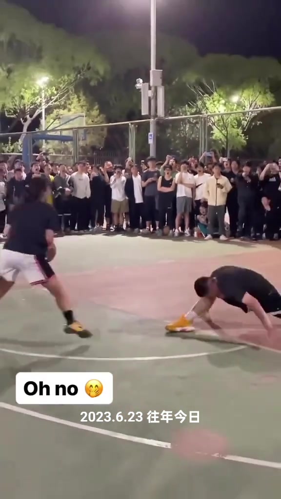 女生單挑晃趴男生 直接劈叉起不來了