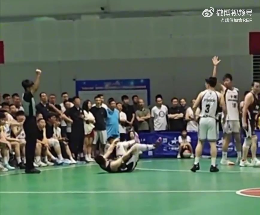 三分犯規(guī)or好球這屬實有點為難裁判了