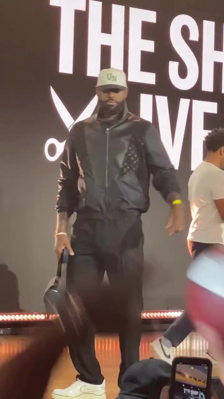 老詹在文班面前也顯得很小只