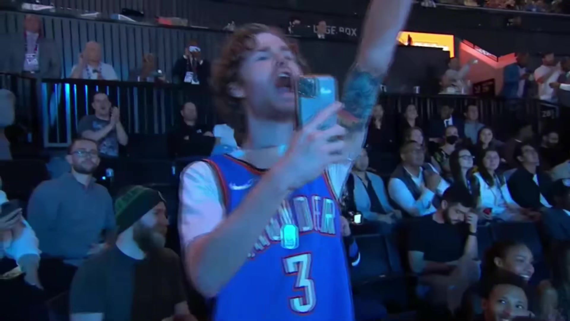 續(xù)約火箭22年原本預(yù)測狀元的小史密斯到第三位才被選走這神情看著非常失落