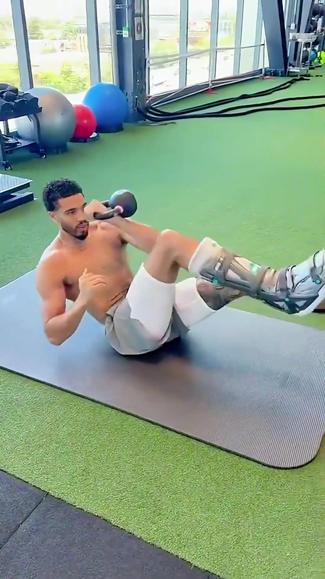 瘦了塔圖姆回到健身房進行康復訓練