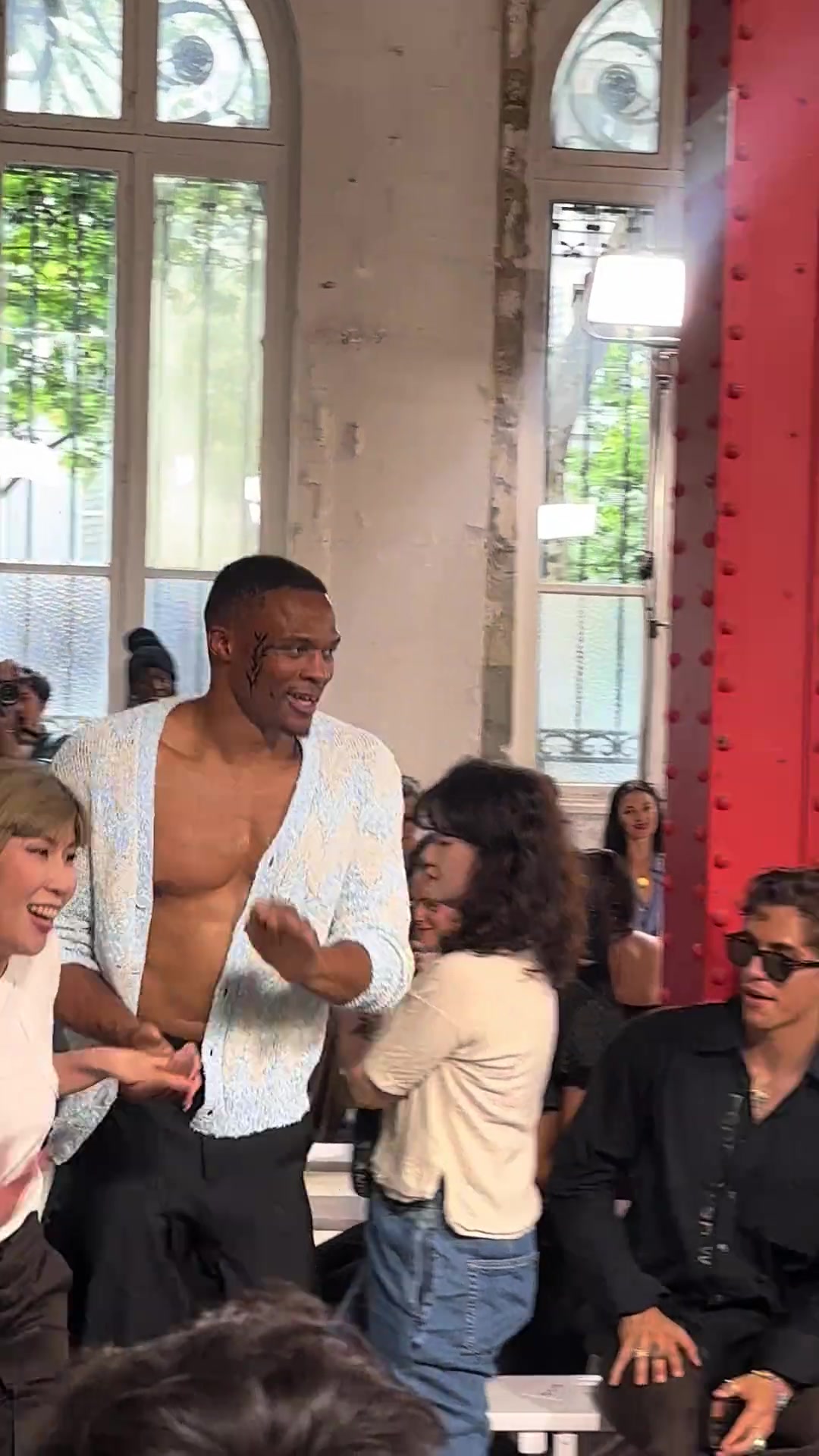 半裸威少和女設(shè)計師牽手走秀這身材真的歷史頂級