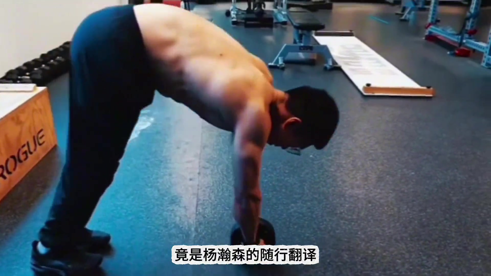 楊瀚森開拓者發(fā)布會(huì)他幫了大忙小楊的隨行翻譯因高情商被夸贊