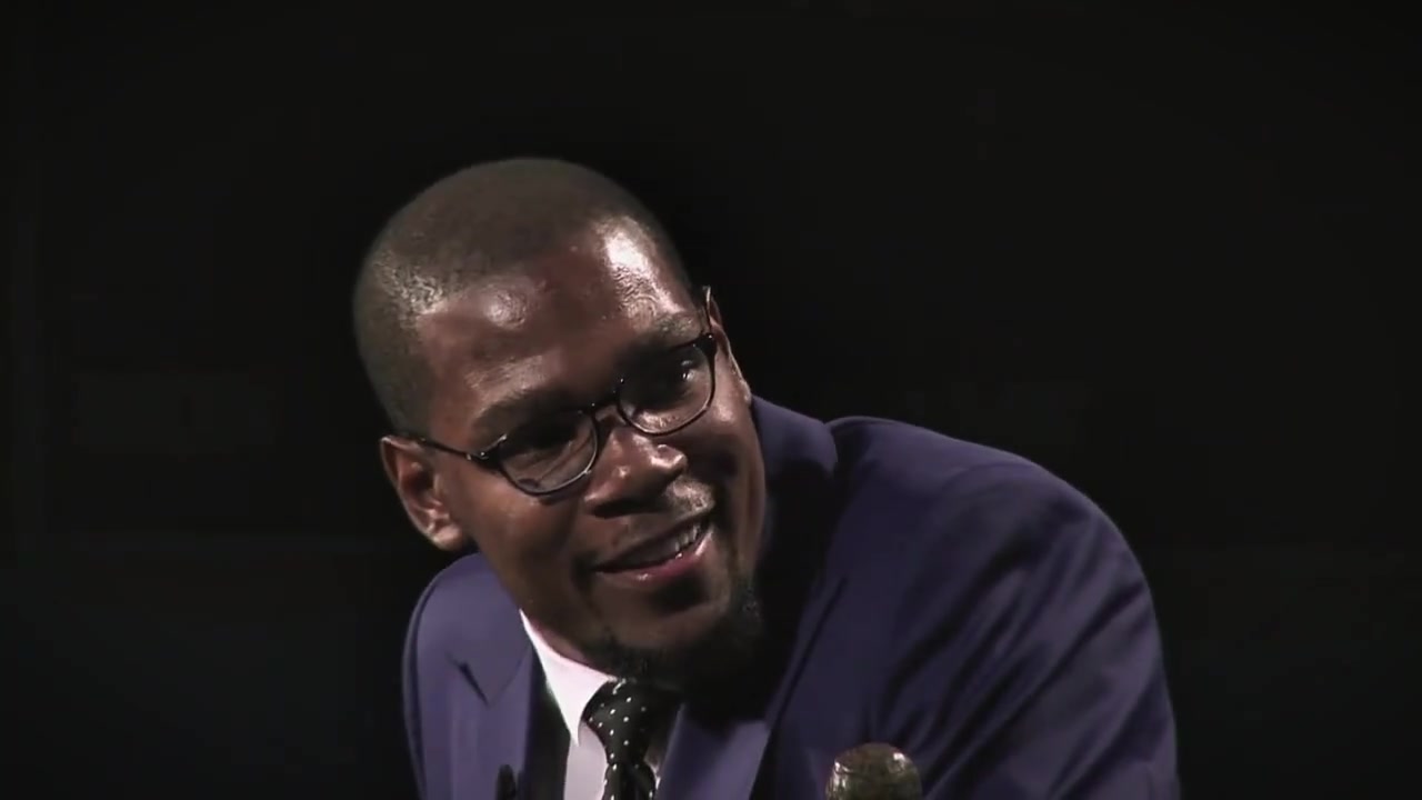 杜蘭特當(dāng)年MVP演講時(shí)致敬威少我說他可以說一整晚