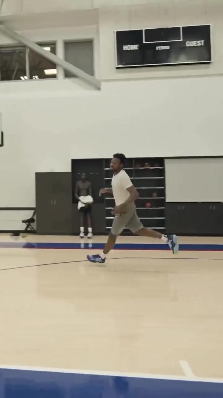 父子同款訓(xùn)練布朗尼半場不停折返暴扣 感覺比他爸還吃力些