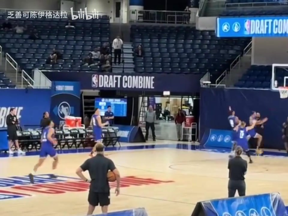 這移動速度很出色啊回顧聯(lián)合試訓楊瀚森的全場進攻表現(xiàn)