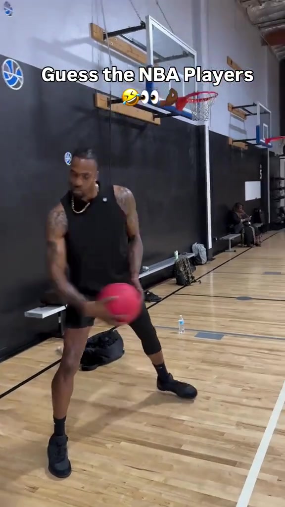 霍華德這是模仿的誰不能說惟妙惟俏只能說一模一樣