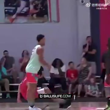 如今已經(jīng)是冠軍內(nèi)線了霍姆格倫當(dāng)年在庫里訓(xùn)練營里曾戲耍庫里