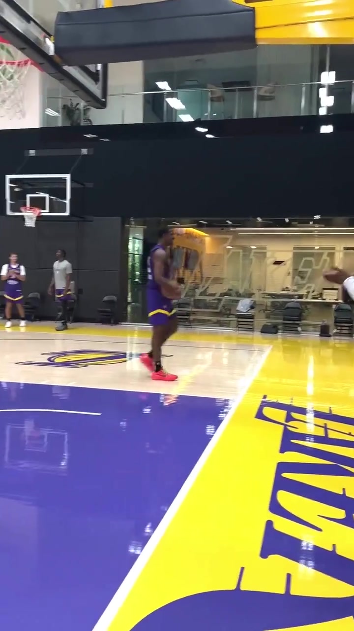 備戰(zhàn)夏聯(lián)布朗尼秀滑翔劈扣 克內(nèi)克特抱頭捧場