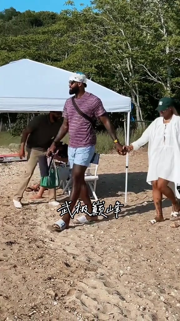 GOAT也有暖男一面詹姆斯在海邊小心翼翼的牽著薩瓦納