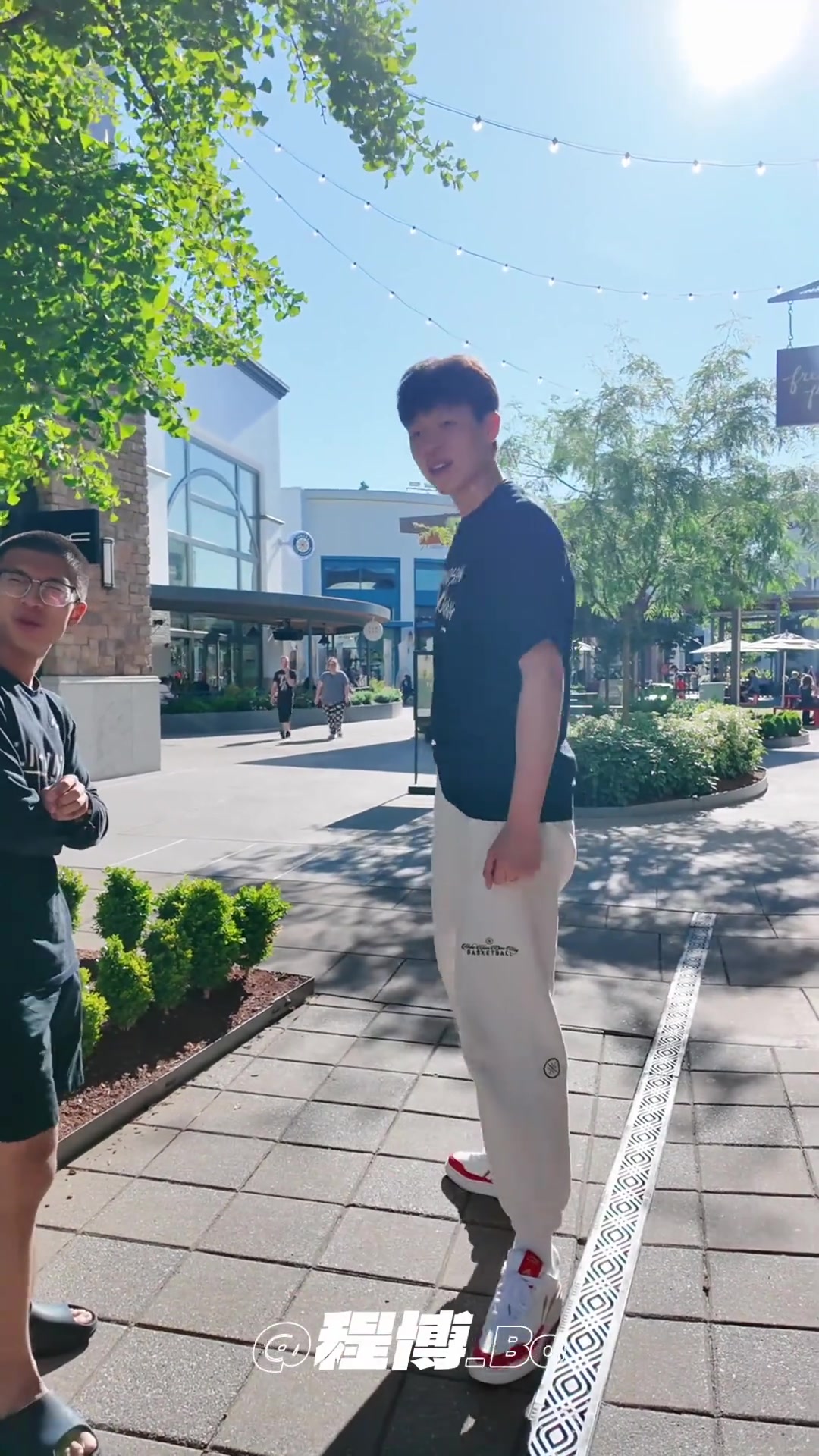 楊瀚森訓(xùn)練結(jié)束后理發(fā)出門吃飯當(dāng)?shù)厍蛎灾鲃?dòng)上前求合影