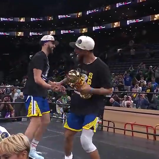 22年庫里拿下FMVP克萊對其大喊我們要做的就是投進三分然后拿冠軍