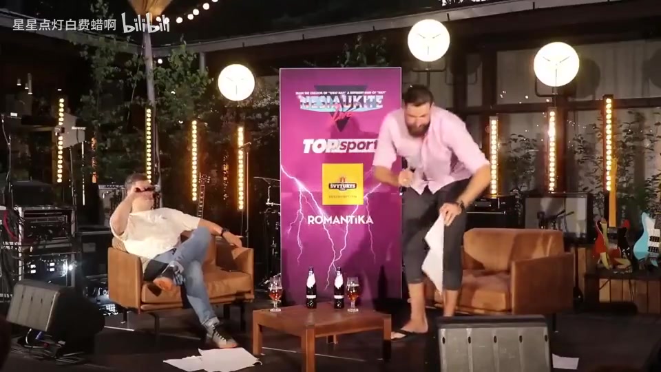 名場面瓦蘭節(jié)目上玩游戲抽到詹姆斯做出了哭鼻子和假摔的動(dòng)作