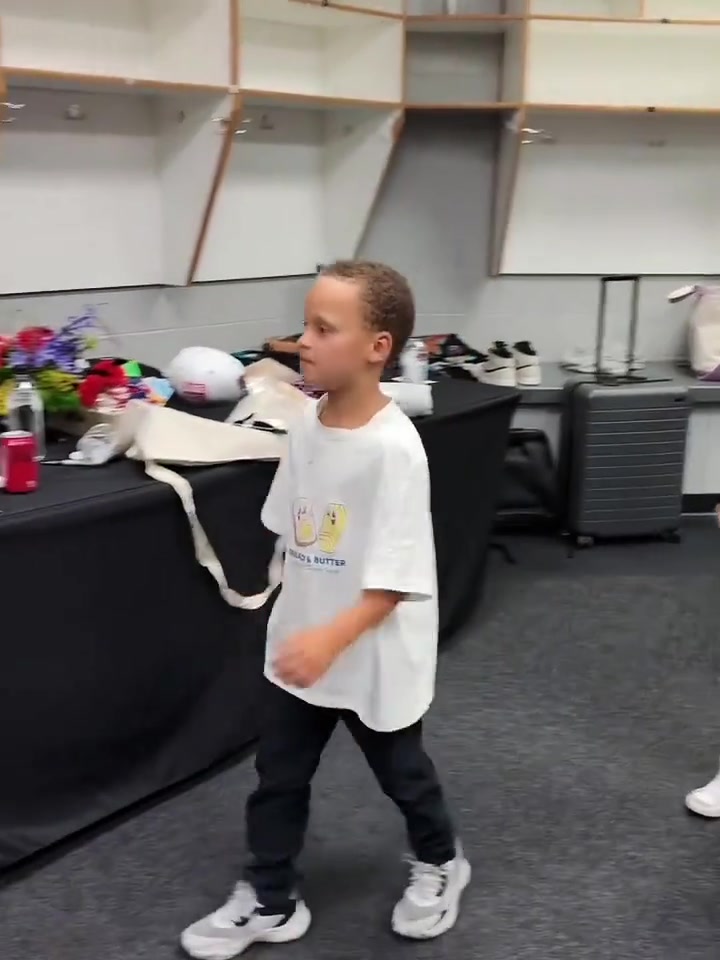 跟老爹一個德行庫里兒子卡儂丟水瓶成功后直接嘚瑟起來了