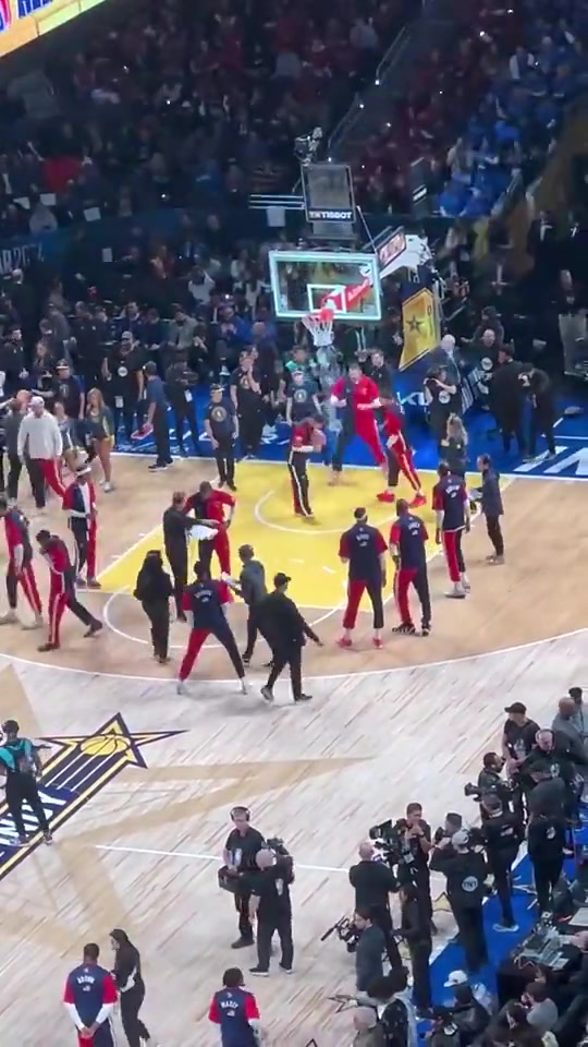 倆胖子做局東契奇在籃下騙庫里聊天隨后約基奇趁機隔扣