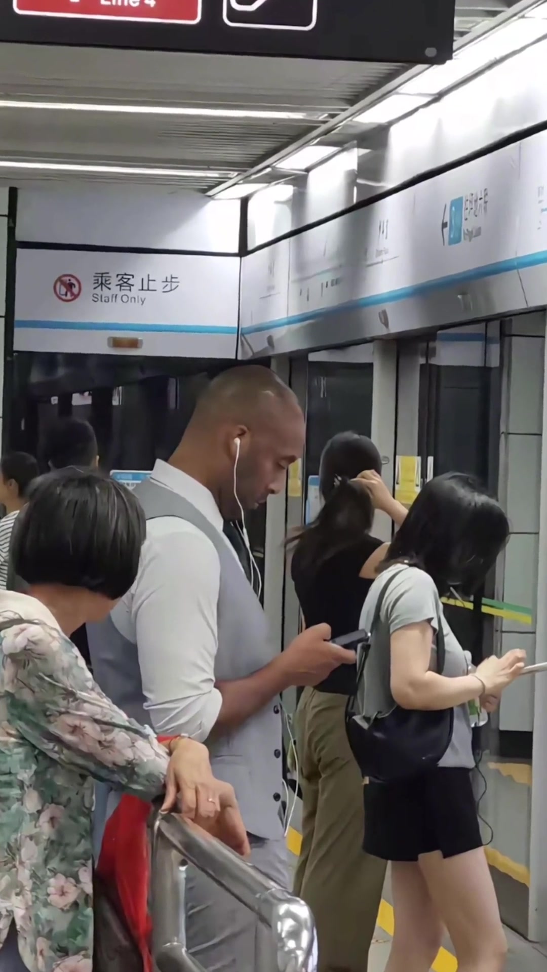 真的假的網(wǎng)友曬在地鐵偶遇科比這側臉也太像了吧