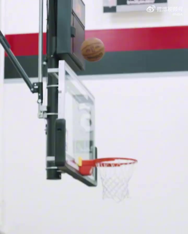 高智商籃球開拓者隊內(nèi)訓(xùn)練楊瀚森指揮隊友跑位隨后送出助攻