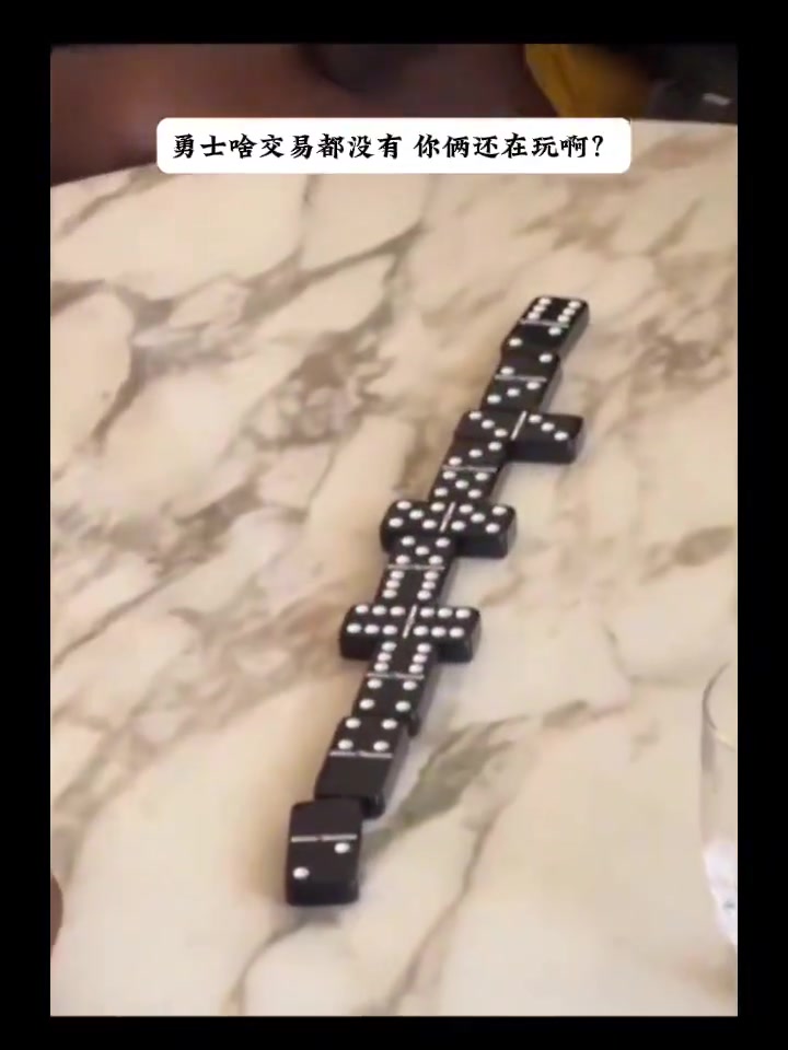 隔壁湖人都新援發(fā)布會(huì)了 你倆還在這打牌