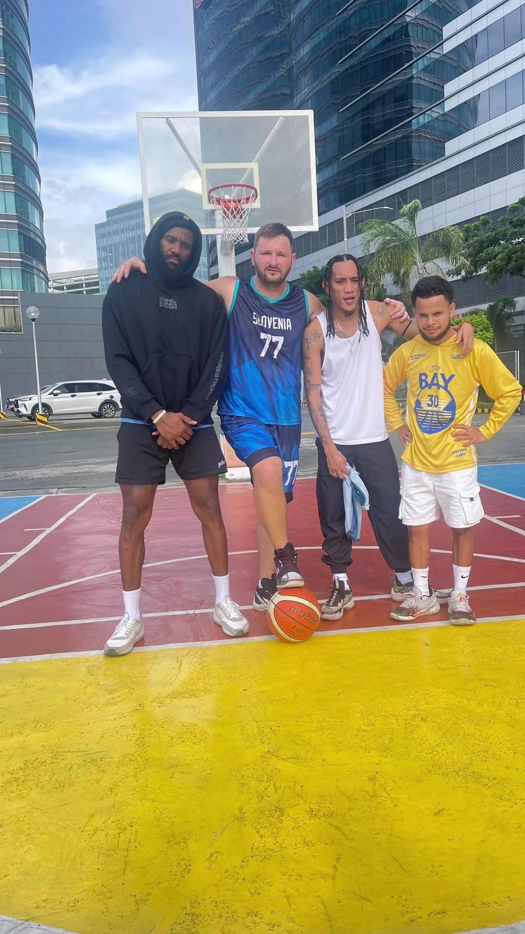 笑死球迷惡搞老詹東契奇克拉克森庫(kù)里在菲律賓一起訓(xùn)練