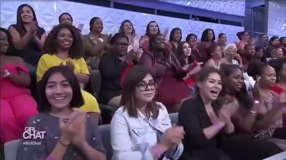 不是哥們庫(kù)里老婆看到身材健碩的服務(wù)員立刻假裝摘掉結(jié)婚戒指