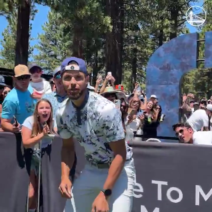 裝X成功庫(kù)里高爾夫名人賽接球就投自信提前回頭