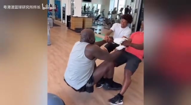 真正的天賦53歲的奧尼爾在健身房訓(xùn)練這身材依舊炸裂啊