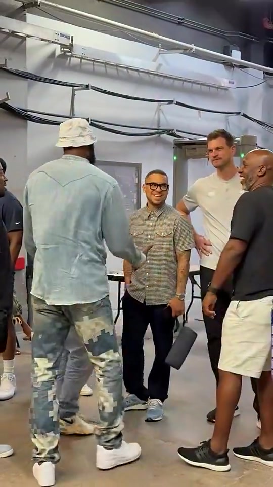 都是老對(duì)手了詹姆斯球員通道與楊瀚森主教練比盧普斯相談甚歡