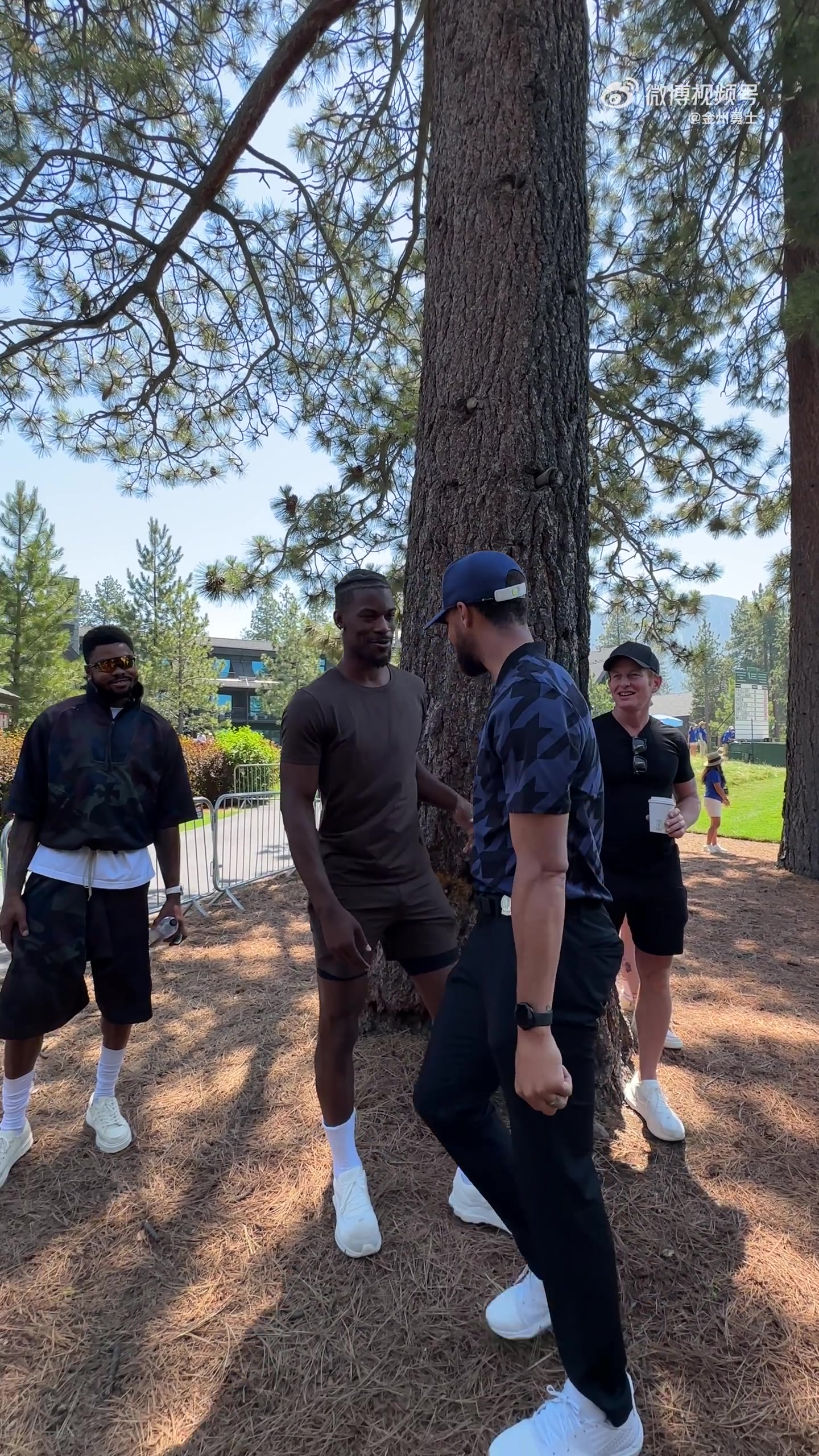 巴特勒今日助陣庫(kù)里 觀戰(zhàn)庫(kù)里高爾夫球局