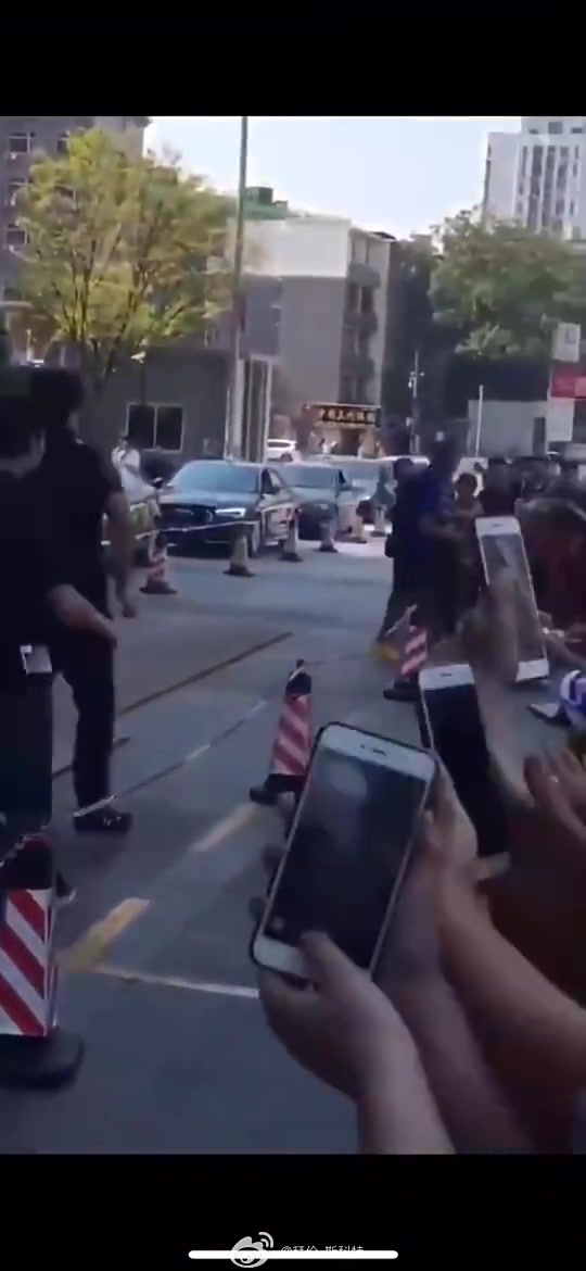 18年庫(kù)里中國(guó)行庫(kù)里在酒店門(mén)口跟場(chǎng)外球迷互動(dòng) 保安拉都拉不住